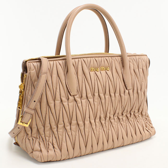 【BURBERRY】時を超えて愛されるひな形を、あなたの表現スタイルに