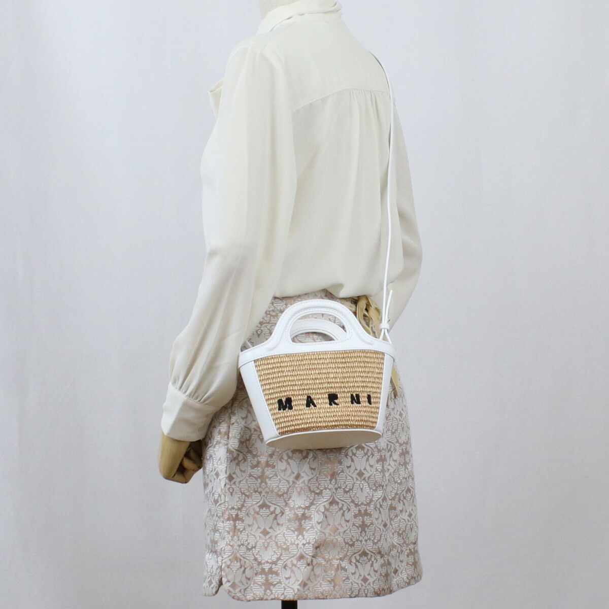 マルニ MARNI カゴバッグ ホワイト系 ハンドバッグ ロゴ P3860 Z0T01 