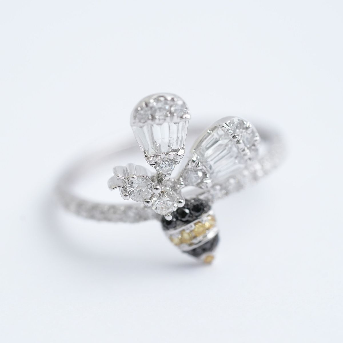 18KT ホワイト ゴールド 0.70 カラット ダイヤモンド ビー リング｜Bijou Branche