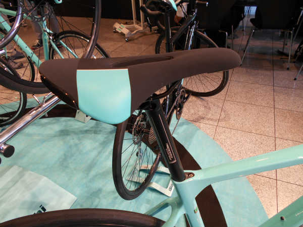 ビアンキ Disc 電動自転車 スプリント105 Disc ロードバイク 自転車の専門店 年モデル Sprint Bianchi ディスク 105 年モデル バイクキングレーシング 特典付 カーボンフレーム