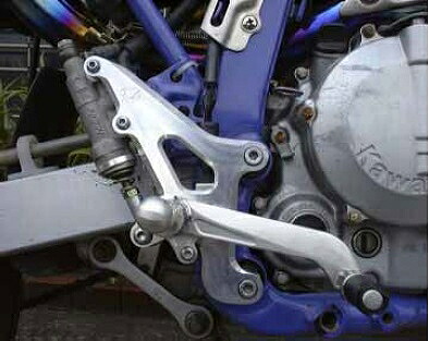 BEET 0111-K38-20 ﾊｲﾊﾟｰﾊﾞﾝｸ ﾊﾞｯｸｽﾃｯﾌﾟ ｼﾙﾊﾞｰ 固定式 KLX250/D-TRACKER Dﾄﾗｯｶｰ