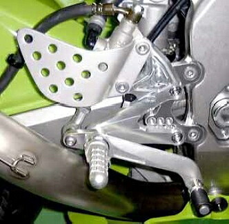 BEET 0111-K67-20 ﾊｲﾊﾟｰﾊﾞﾝｸ ﾊﾞｯｸｽﾃｯﾌﾟ ｼﾙﾊﾞｰ 固定式 ZX-6R/ZX-6RR｜バイクマン　店 44,707円