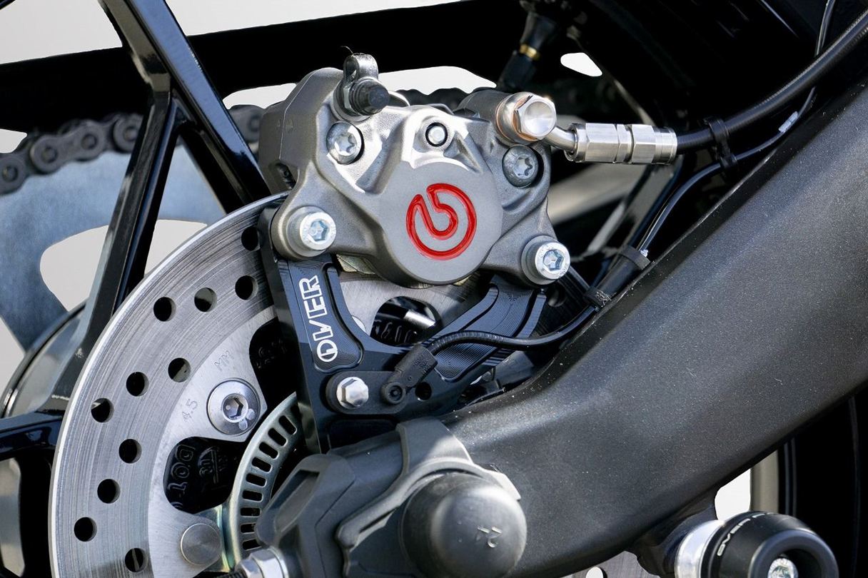 オーヴァーレーシング 83-86-21B Rキャリパーサポート BLK ブレンボ2P/84mm ZX-25R ブラックアルマイト仕上げ 1個 オーバー バイクパーツ 黒 カスタム