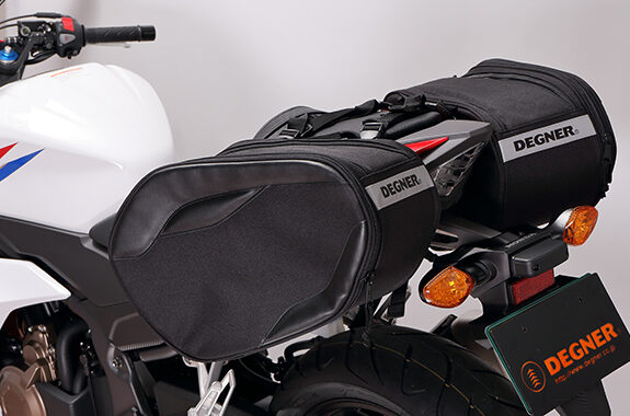 DEGNER（デグナー）　NB-76　スポーツダブルバッグ　　ファスナーで拡張できるサイドバッグ！左右両側ともに拡張すれば両側で最大45Lとたっぷり収納が可能！タンデムに合わせた形状で同乗者のスペースも確保！！