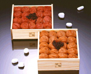 『熊平の梅(梅干)』梅草子　木箱二段重（うす塩味梅・天然しそ漬組み合わせ）[送料無料][内祝い・出産内祝い・結婚内祝い・快気祝い お返し ギフトにも！][美食サークル]