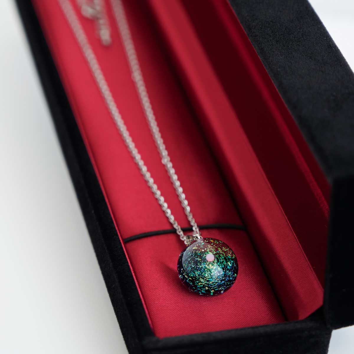 送料無料 オパール入りダイクロガラス ネックレス 18mm フォレストグリーン ネックレス ペンダント アクセサリー トンボ玉 蜻蛉玉 ガラス玉 ジュエリー 宝石 手作り 工芸 ハンドメイド ギフト 贈答 プレゼント 贈り物 記念品 全国配送 メッセージカード無料