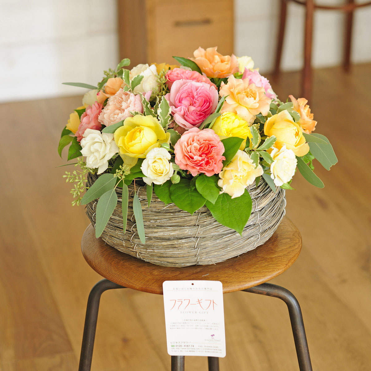 アレンジメントフラワー 高級バラ round型バスケット仕立て（Mサイズ・アプリコット系）結婚祝い 出産祝い 誕生祝い バースディ ブライダル 婚約 誕生日 贈り物 フラワーギフト プレゼント お祝い お花 送料無料 メッセージカード無料