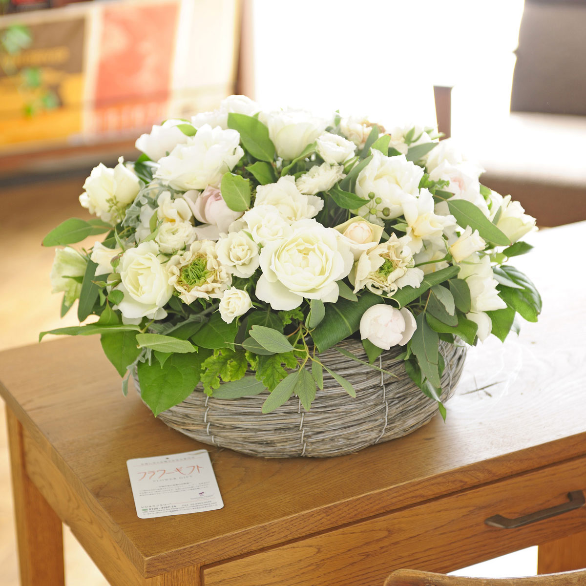 申し合わせ御花 飛び切り薔薇 round型提げ篭仕立てもの（L大きさ・白系）一緒になる祝賀会 生み出すこと祝賀会 生まれ落ちる祝賀会 誕生日 華燭の典 エンゲージメント 生まれ落ちる日 差し上げ物 御花差し上げ物 差し上げ物 御祭り お花 貨物輸送無料 申したて歌留多無料