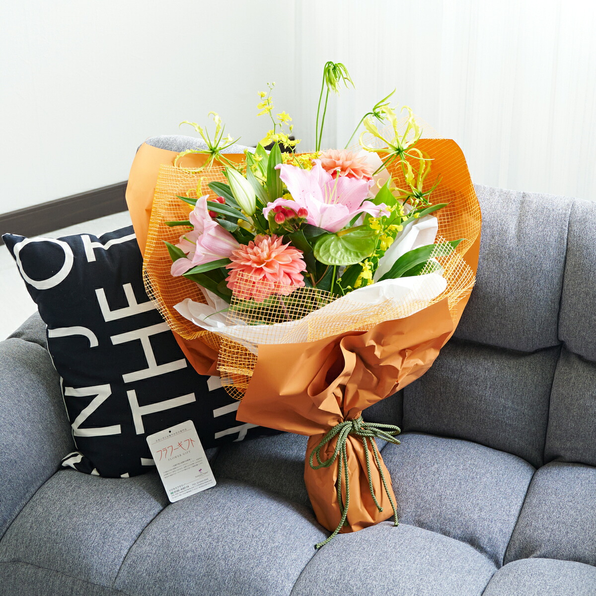 名入れリボン付　花束・ブーケ　紅白カラーの大きめ花材（Mサイズ）お花 華やか 鮮やか オシャレ お祝い プレゼント 贈り物 メッセージカード無料 ｜花ギフトの通販サイト　hana