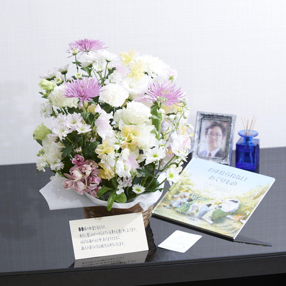 送料無料 ご自宅専用 供花アレンジメントセット 絵本 わすれられないおくりもの 淡色ミックス イエロー ピンク系 法事 法要 年忌法要 仏壇花 仏花 供花 お悔み花 お供え花 一周忌 三回忌 七回忌 お供え物 全国配送 全国配達 送料込み 送料無料 あす楽 Educaps Com Br