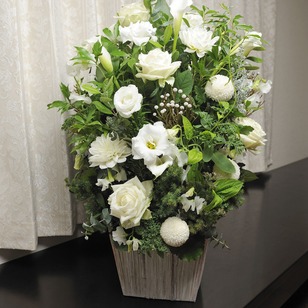 送料無料 ご自宅専用 供花アレンジメント Lサイズ 白 グリーン系 デザイナーズフラワー 供花 葬儀 お悔み花 お供え花 お花 生花 カゴ花 仏壇花 仏花 全国配送 立札無料 メッセージカード無料 楽ギフ あす楽 Prescriptionpillsonline Is