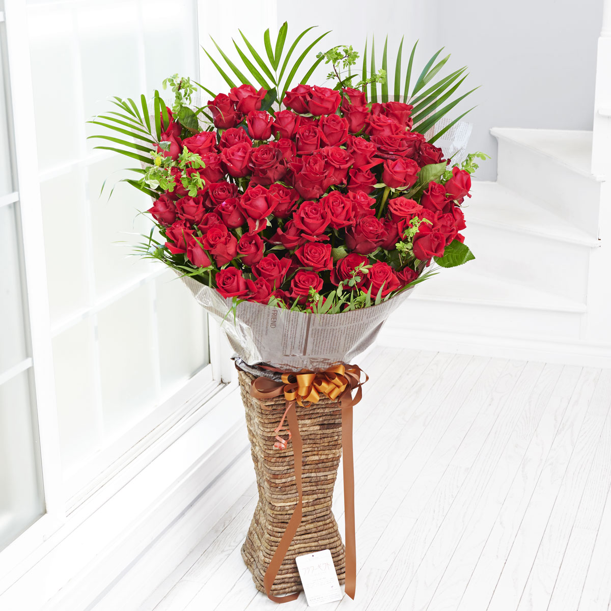 高級薔薇を使用したラグジュアリースタンド花（赤バラ70本）スクエア型花器仕立て開店 開業 開院 開局 改装 リニューアル オープン 移転 誕生日 結婚式 発表会 個展 公演 開催 楽屋見舞い お祝い花 ローズスタンド 送料無料 立札無料｜花ギフトの通販サイト　hana