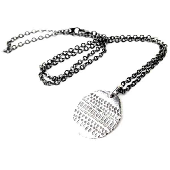 【VIVIFY 置き目店】VIVIFY ビビファイ 首飾り しろがね色 Pattern Plate Necklace/雫、建造物群、etc