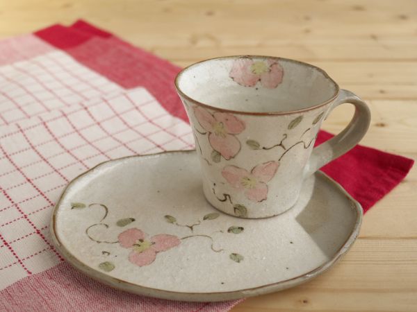 イチゴ食器 楽天市場】美濃焼 粉引いちごコーヒーカップソーサー【径8.5x高