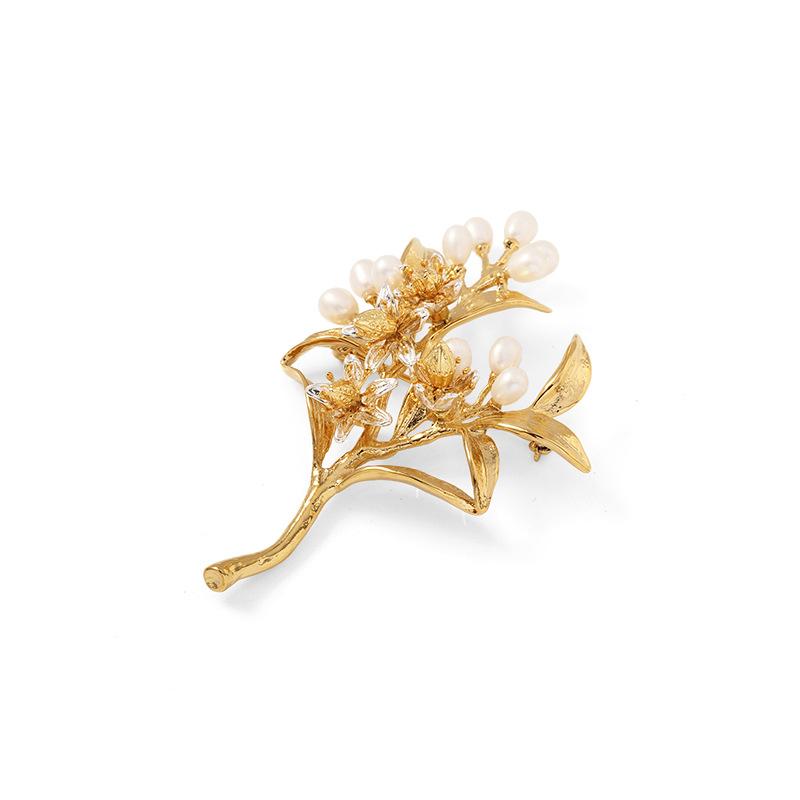 胸飾り レディース 春夏 欧米風 分かりやすい オレンジ色花 御花画題 岩礁 パール パール ゴールド色つや 金色 フレンチ表現スタイル アロイ製 灯し火メッキ工業 胸飾りつけ 雅びやか 雅びやか 流行り物小物 デイリー 心地よい フォーマル 華燭の典 はいり込む式