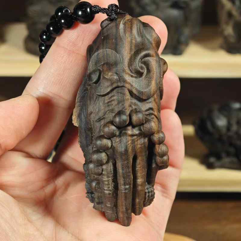 掌玩物 メンズ 男性用 インドネシア産 沈香木 無垢材 降龍仏手 彫刻 ペンダント 根付 吊り飾り 手遊び品 ラッキーアイテム 金運招来 持ち運び 普段使い ギフト プレゼント コレクション