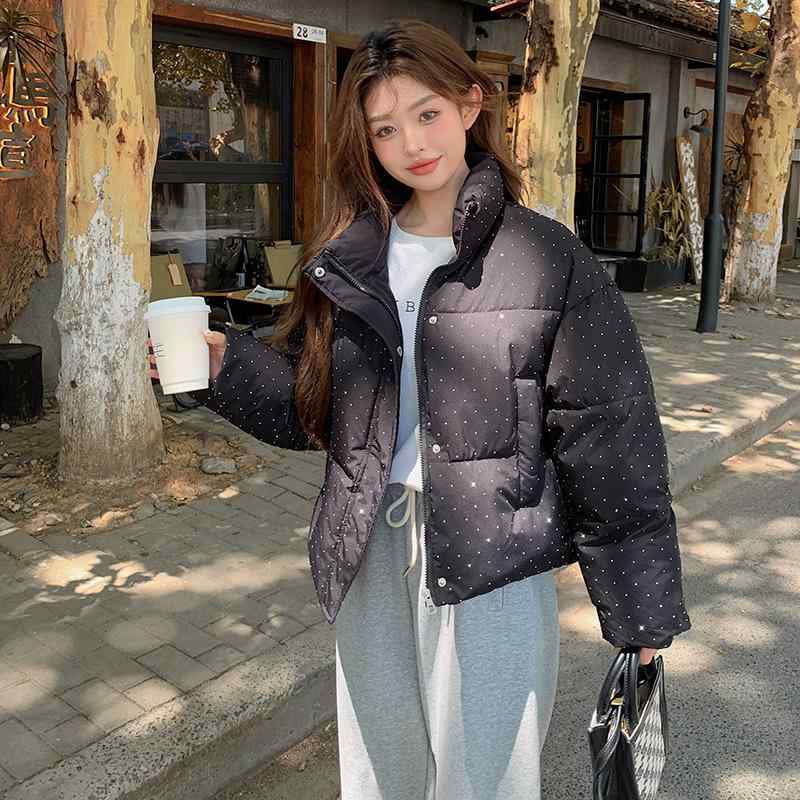 中綿ジャケット レディース 韓国風 ゆったり ビッグシルエット 小柄向け ショート丈 スタンドカラー ラインストーン装飾 厚手 暖かい 防寒 快適 カジュアル 普段使い 通勤 オフィス 長袖 ジップアップ ポケット付き ポリエステル 冬 ブラック カーキ