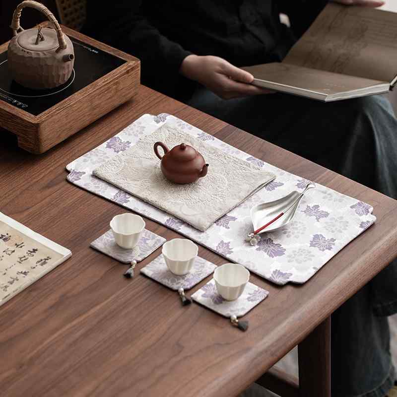 茶席 紫 錦織り 地紋 蓮の花柄 ロータス 高級感 ハンドメイド 布製 ファブリック ティーマット テーブルランナー ポットマット コースター 乾式用茶道マット 長方形 茶道用品｜bloomelier