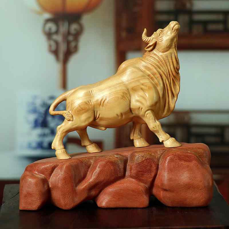 置物 木彫り 黄楊の木 十二支 丑 牛 華爾街牛 風水 縁起物 工芸品 オブジェ インテリア 開運 木製 彫刻 手彫り｜bloomelier