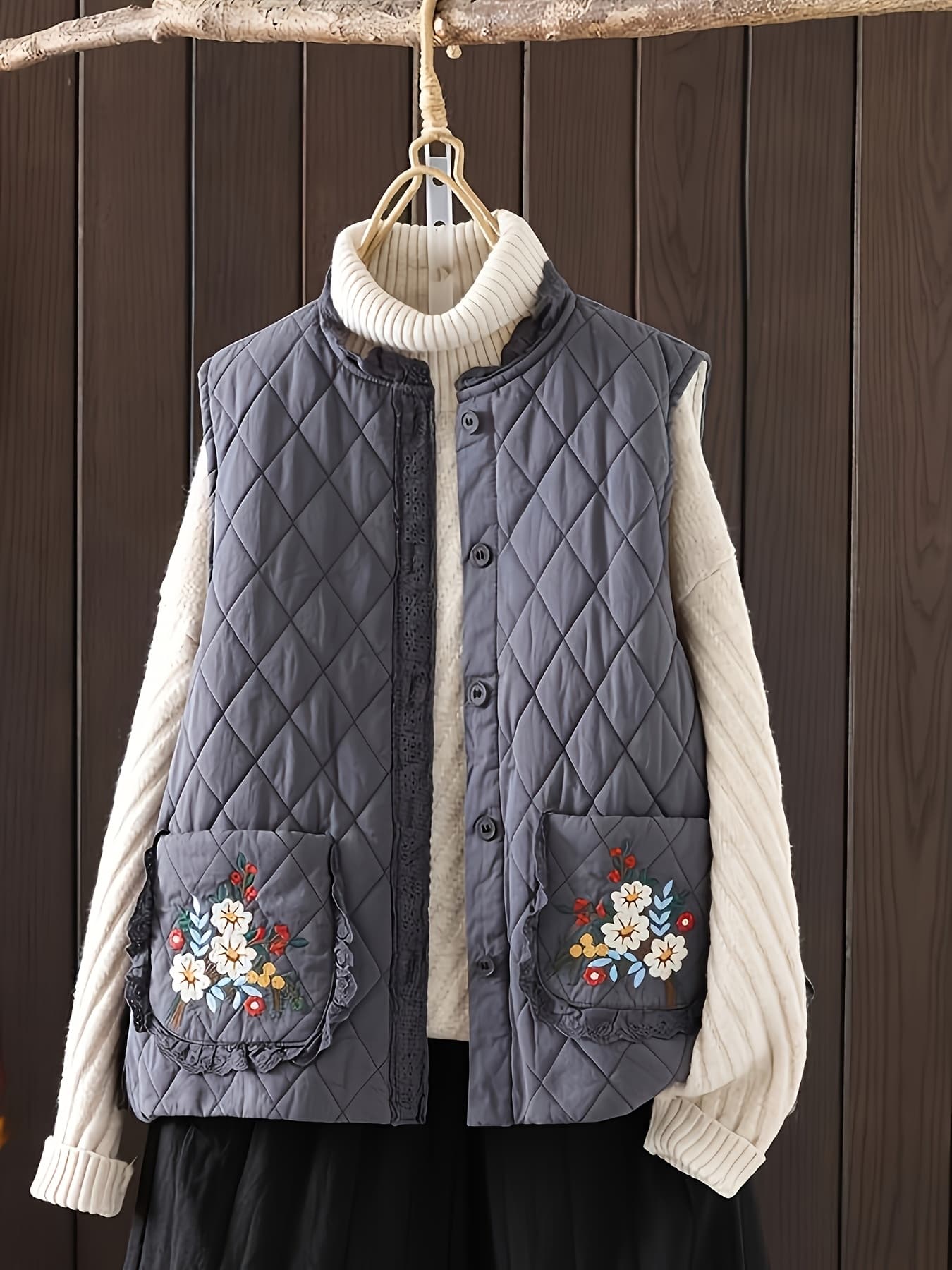 【刺繍 中綿ベスト】レディース 秋冬 暖かい トップス 花柄 刺繍 チョッキ 森ガール カジュアル ゆったり 体型カバー ポケット付き 防寒 重ね着 ノースリーブ ジャケット