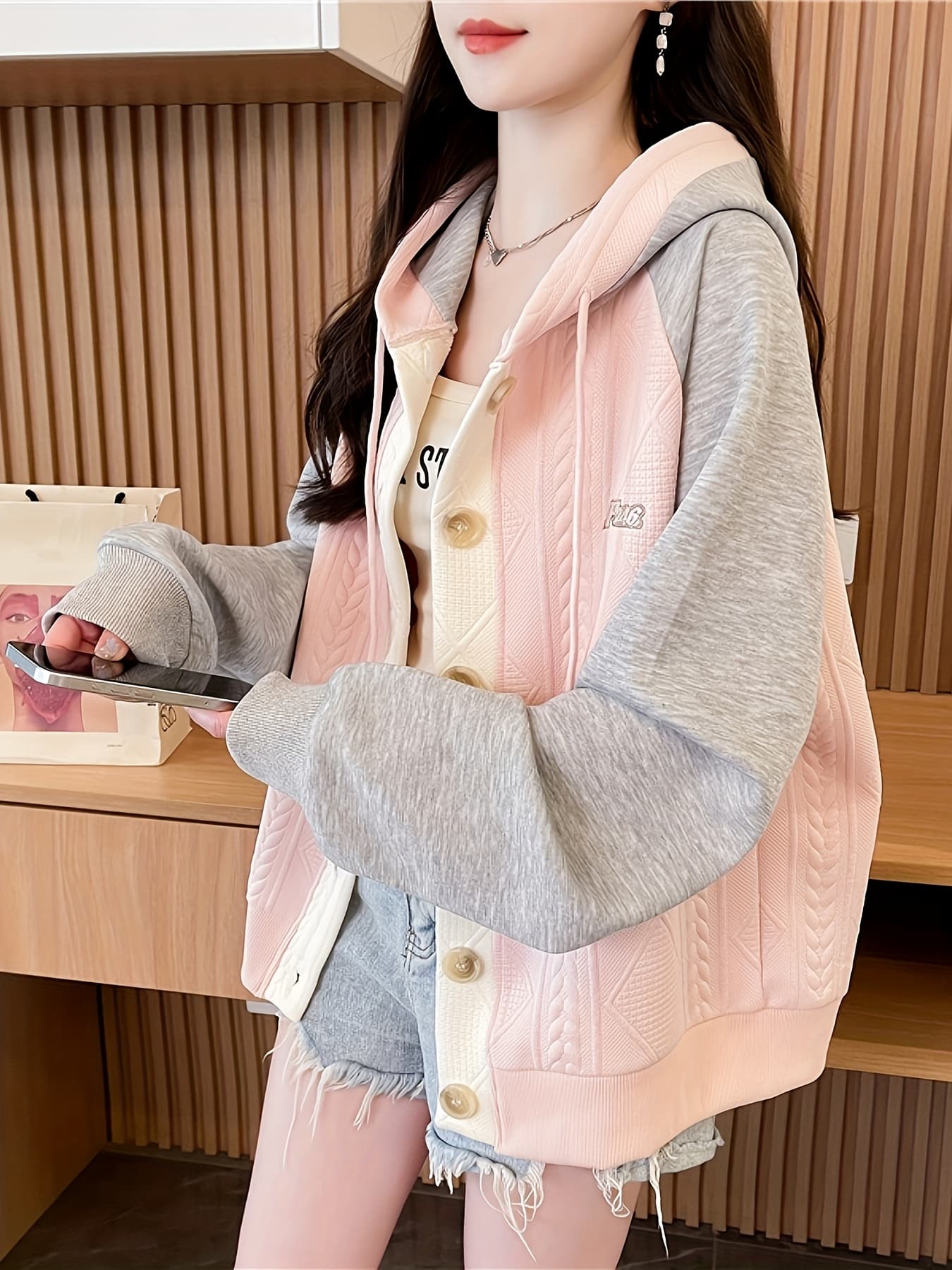 【配色デザイン】パーカー レディース プルオーバー 3色 切り替え フーディー キルティング ロゴ プリント 秋冬 長袖 トップス カジュアル スポーティー おしゃれ 暖かい 防寒 前ポケット