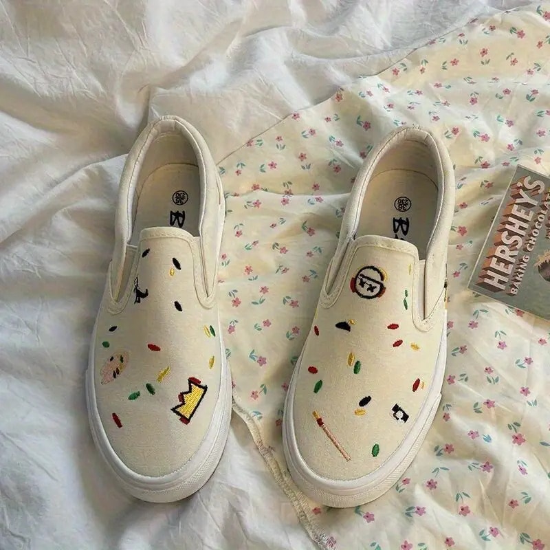 スリッポン スニーカー レディース 刺繍 王冠 星柄 履きやすい フラットシューズ キャンバス カジュアル 痛くない ぺたんこ ローカット 紐なし ズック靴 運動靴 軽量 通気性 蒸れない 疲れにくい 脱ぎ履き楽々 大人可愛い おしゃれ 総柄 カラフル 遊び心 個性的