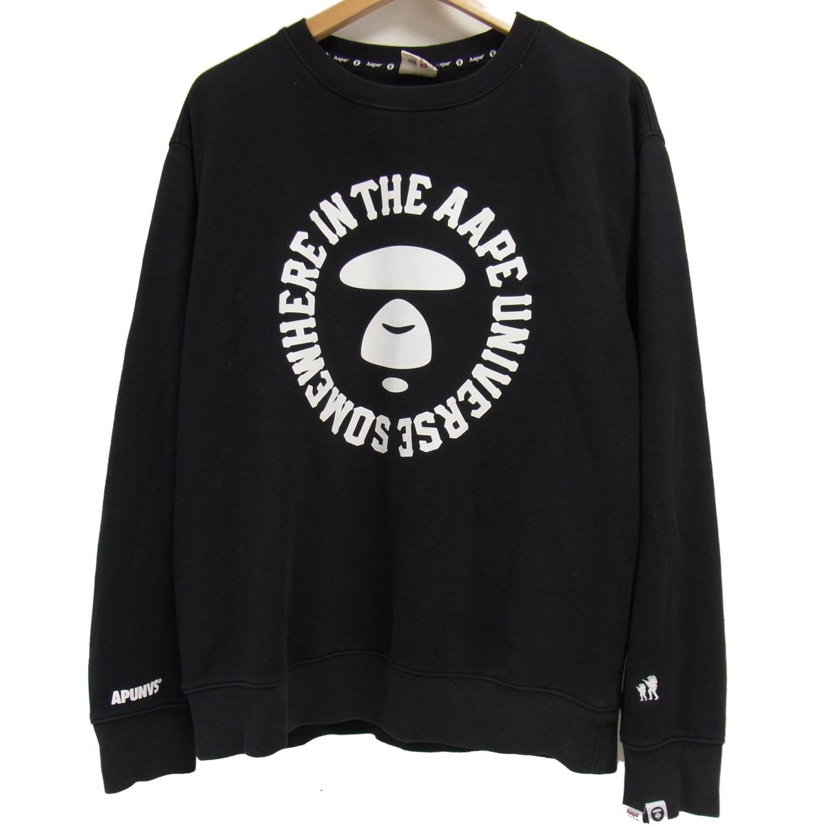 APE アベイシングエイプ スウェット クルーネック ビッグロゴ L A BATHING APE からカレッジロゴがプリントされたクルーネック