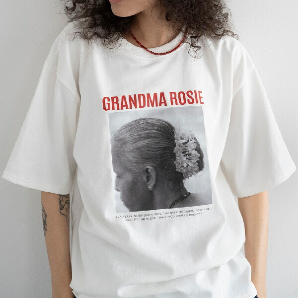 【更に再び述べる生み出すこと結論づける！】CAVEZA ROSSO カベサロッソ2026Spring/Summer 2026春夏GRANDMA ROSIE Photo ティーシャツ B112751【2026SS新作取って置く】【6月下旬-7月下旬お届け予定を組む】