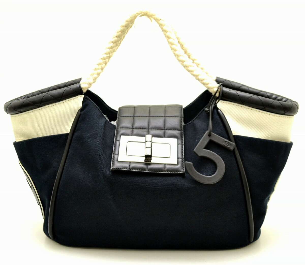 楽天市場 バッグ Chanel シャネル チョコバー ココマーク ハンドバッグ レザー キャンバス No 5チャーム付き シルバー金具 ブラック ホワイト 黒 白 中古 K Blumin 森田質店 質屋出店 Blumin 楽天市場店