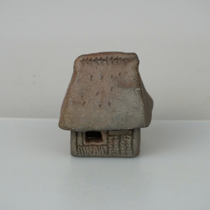 雪景色色くず屋 陶器製小屋 添配 山野草飾りの添 高さ6センチ 【公式通販】