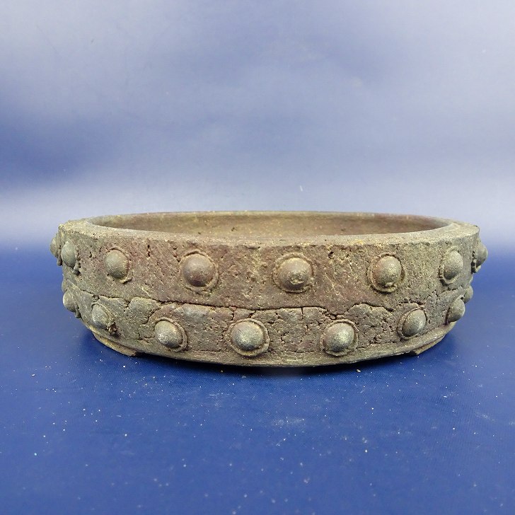 【中古】盆栽鉢 常滑 十王堂 松泉 小型 長辺 約15糎 丸鉢 鋲打 泥物 現品 中古鉢 貨物輸送無料 植木鉢-植木鉢・プランター-ガーデニング・農業