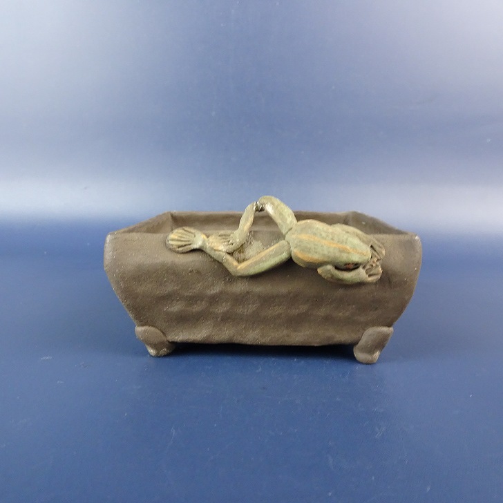 【中古】盆栽鉢 神戸 小鉢 長辺 約 9.2cm 正方鉢 蛙付 カエル 泥鉢鑑賞 観賞用 現品 中古鉢