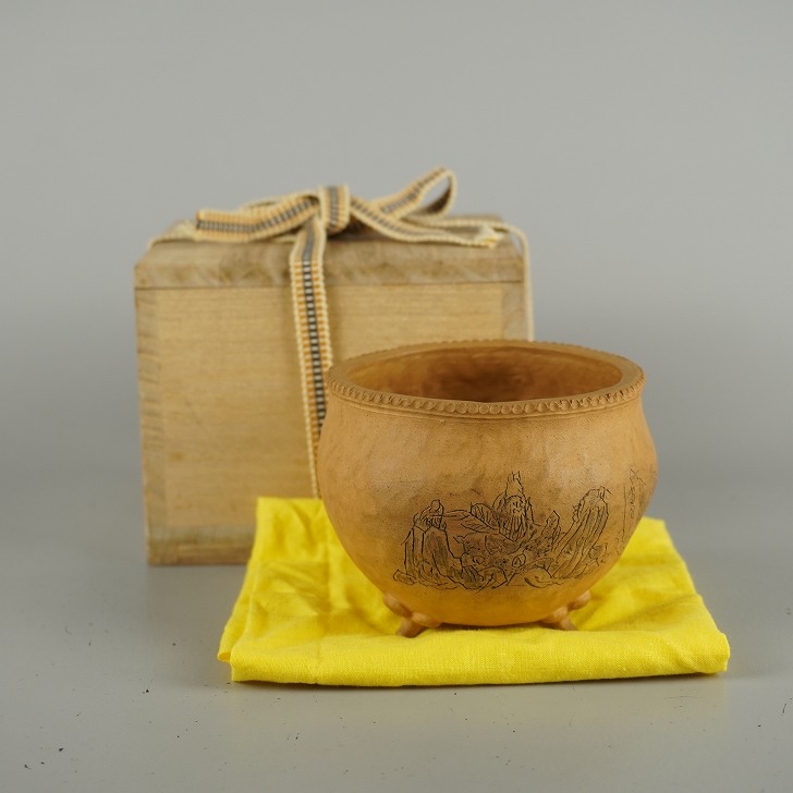 【中古】 盆栽鉢 名書きあり 茶山彫 小鉢 長辺 約 9.5珊 丸鉢 彫入 賢者 呉老 人となり 泥物 箱付 布付 感謝 褒めたたえる用 現品 中古鉢