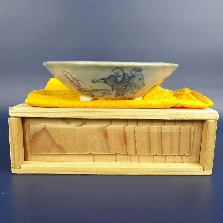 【中古】盆栽鉢 忍山 小型 長辺 約11cm 丸鉢 染付 人物画 箱付 布付 観賞用 現品 中古鉢
