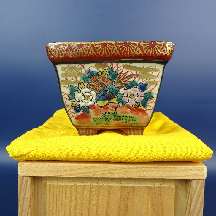 【中古】盆栽鉢 九谷 庄三 小鉢 長辺 約7cm 正方鉢 色絵 花 松 鳥 人物 箱付 布付 絵鉢 観賞用 現品 中古鉢｜盆栽はニわ 店