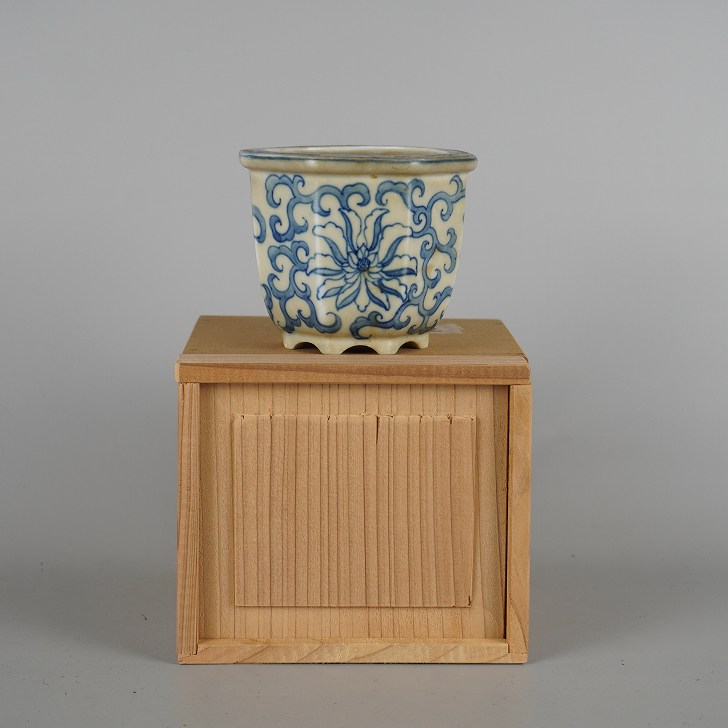 【中古】 盆栽鉢 陶雀 小鉢 長辺 約 9糎 八角茴香鉢 境界線の外側 染付 花 はな ハナ 草木 箱付 褒めたたえる用 現品 中古鉢 花・ガーデン・DIY-植木鉢