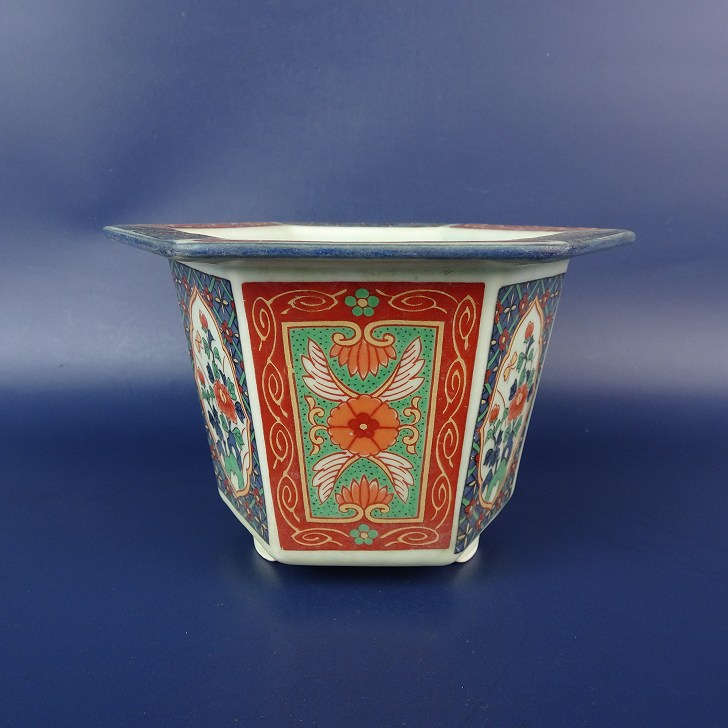 【中古】盆栽鉢 落款あり 小型 長辺 約13.5cm 六角鉢 外縁 色絵 花 蝶 絵鉢 中国鉢 現品 中古鉢 送料無料 8,360円