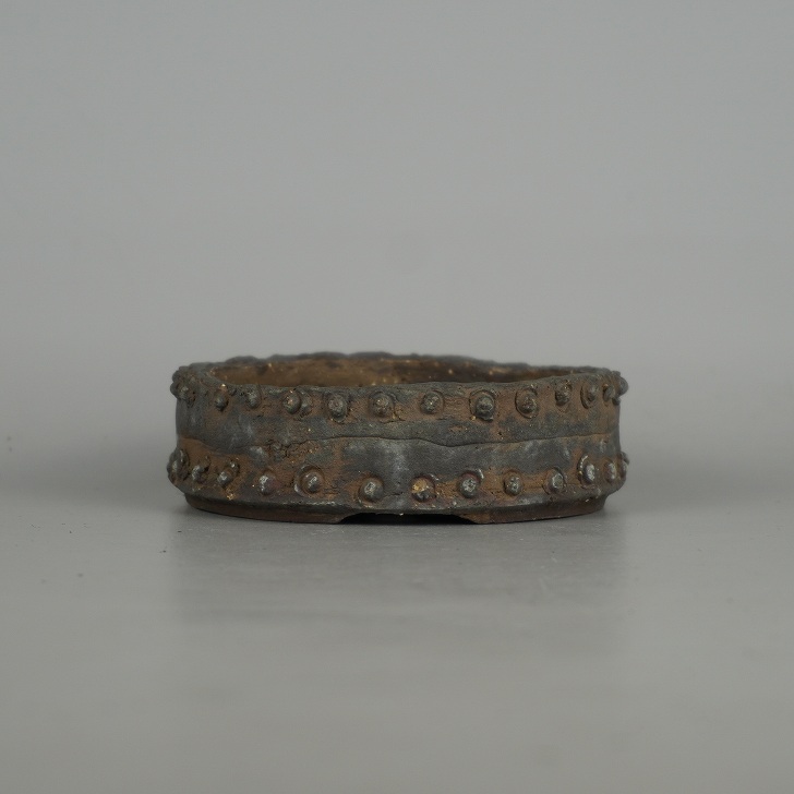 【中古】盆栽鉢 常滑 秀峰 小型 長辺 約 11cm 丸鉢 鋲打 泥物 現品 中古鉢 送料無料｜盆栽はニわ 店