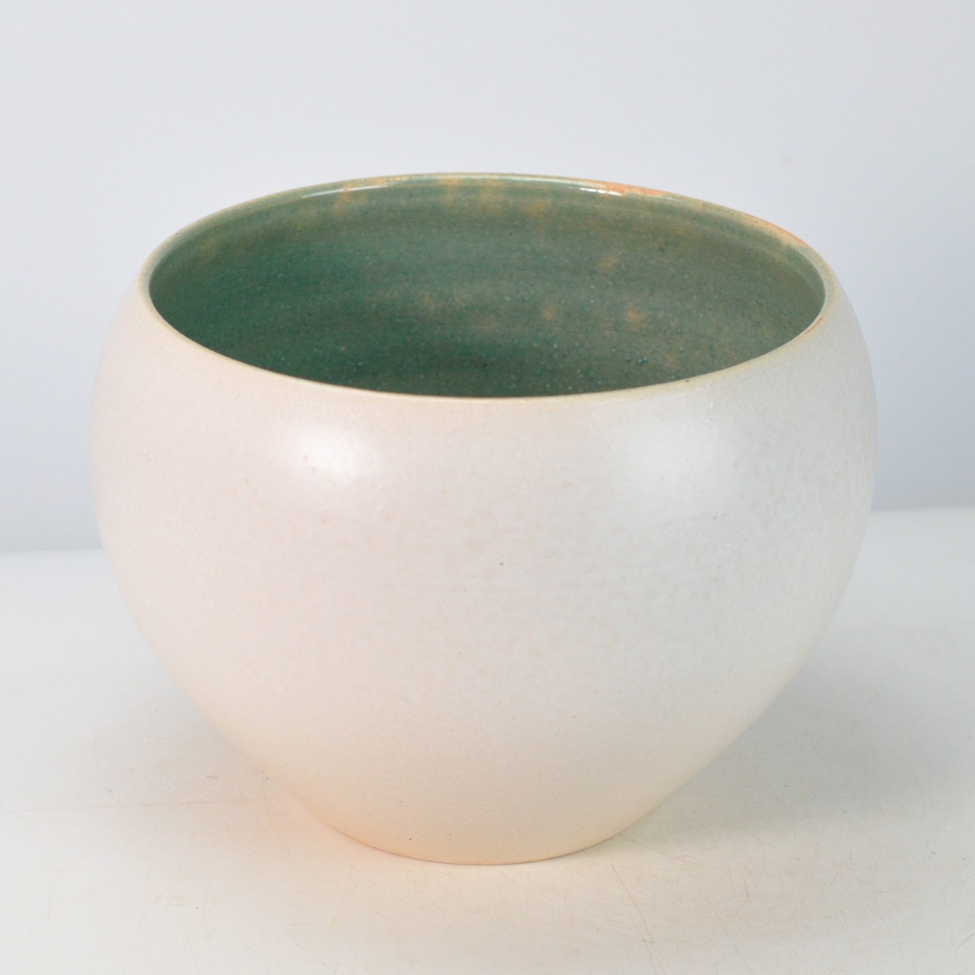 \最大10%OFFクーポン!7/25迄/水鉢 信楽焼 白玉水鉢(内側緑釉) 7号 幅21.5cm×高さ18cm 生け花 花器 ビオトープ フローティングフラワー 睡蓮鉢 メダカ鉢|盆栽妙 店