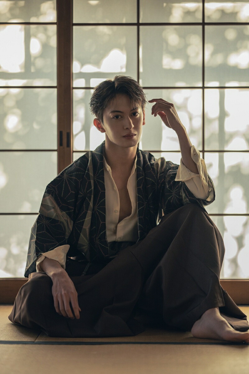 【楽天・Amazon限定表紙版】菊池修司1st写真集「Ambivalent」