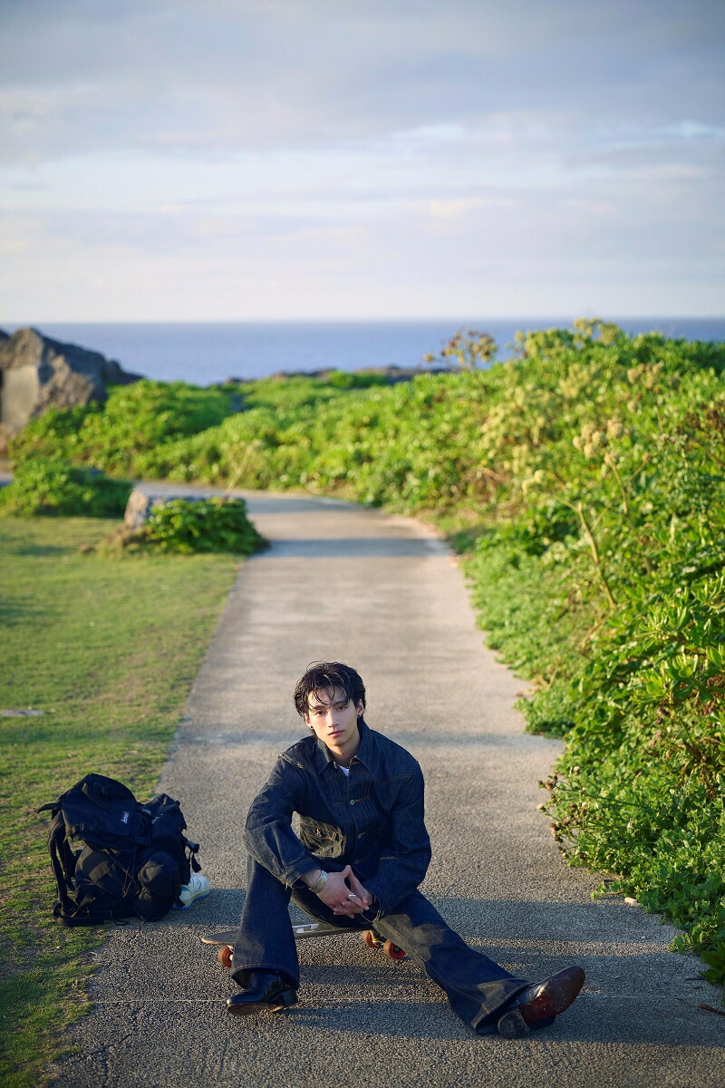 【楽天ブックス限定特典】志賀李玖1st写真集遊色(限定フォトカード)[志賀李玖]