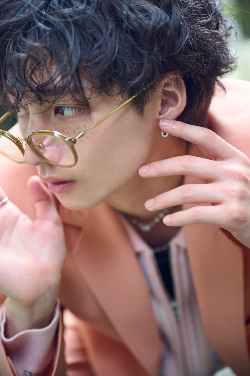 【楽天ブックス限定特典】志賀李玖1st写真集遊色(限定フォトカード)[志賀李玖]