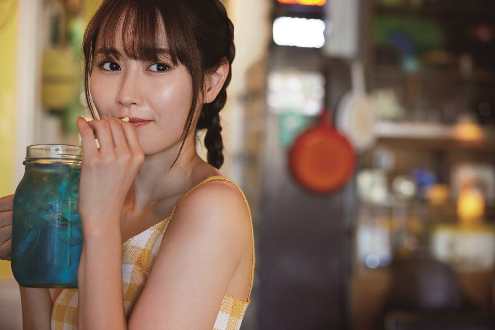 西潟茉莉奈ファースト写真集『あの頃も今も』[小学館]