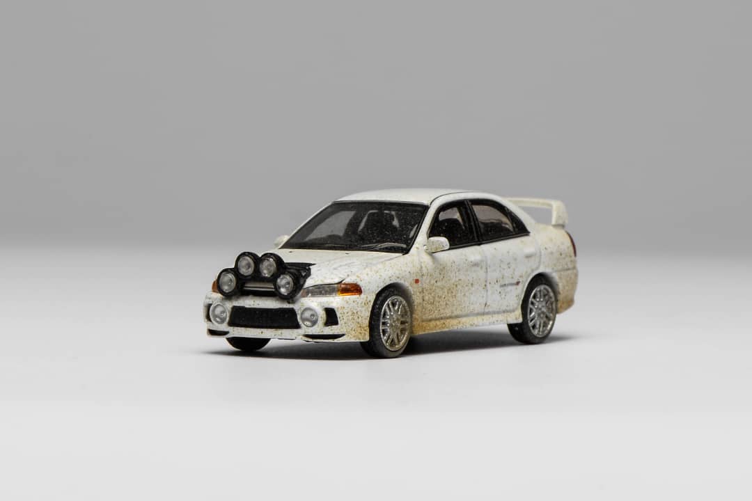 MOTORHELIX 1/64 三菱 Lancer Evolution IVMuddy Version with Rally Light 【M64015】 (ミニカー)画像