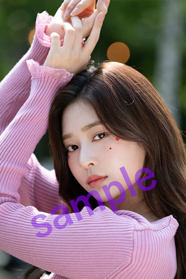 【国内公式販売は楽天ブックスだけ】写真集Diconvol.8IZ*ONE[-lookatmyiZ-]【キム・ミンジュ】（クリアファイル、フォトカード、日本語訳付き）[IZ*ONE]