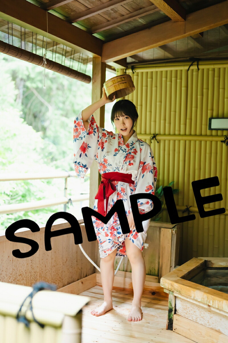 【楽天ブックス限定特典】坂倉花1st写真集Blooming(限定絵柄ブロマイド)[坂倉花]