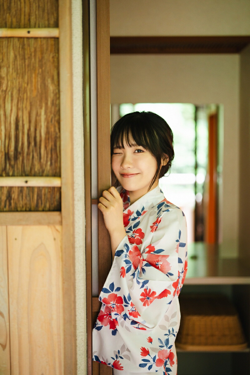 【楽天ブックス限定特典】坂倉花1st写真集Blooming(限定絵柄ブロマイド)[坂倉花]