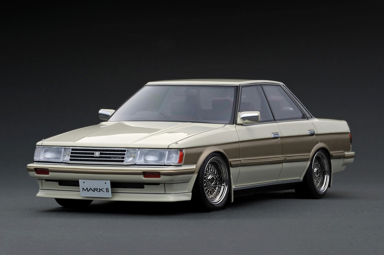 ignition model Toyota MarkIIGrande (GX71) Pearl White/Gold (1/18 Scale) 【IG3821】 (ミニカー)画像