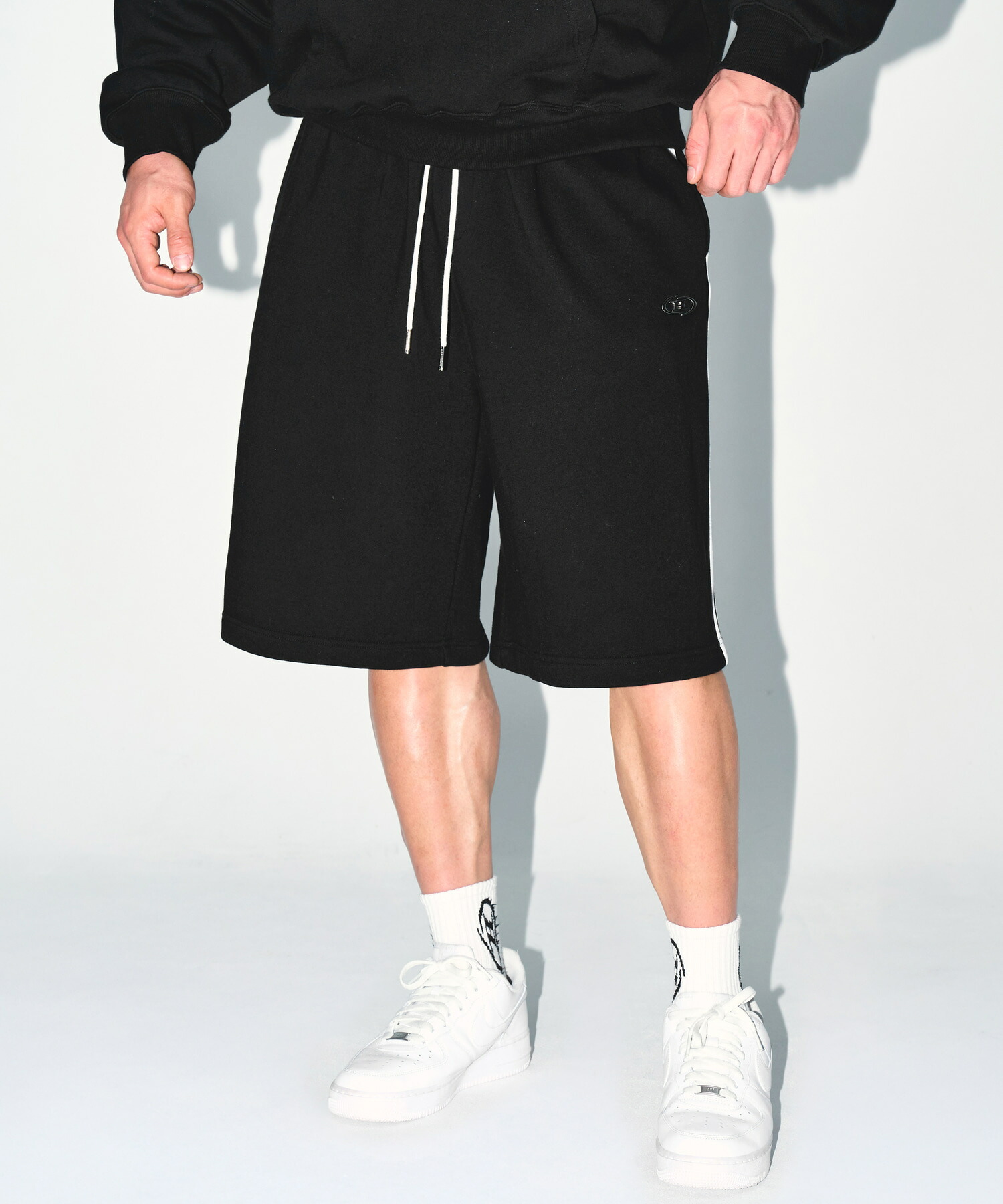 【BORNTOWIN CHROME B TRACK LINE BERMUDA PANTS [BLACK]】 夏コーデ サイドライン パンツ ジムウェア メンズ 韓国ブランド 韓国ストリート フィットネスウェア トレーニングウェア メンズ パンツ スポーツウェア スポーツパンツ メンズ ハーフパンツ ストリートファッション｜BORNTOWIN JAPAN店
