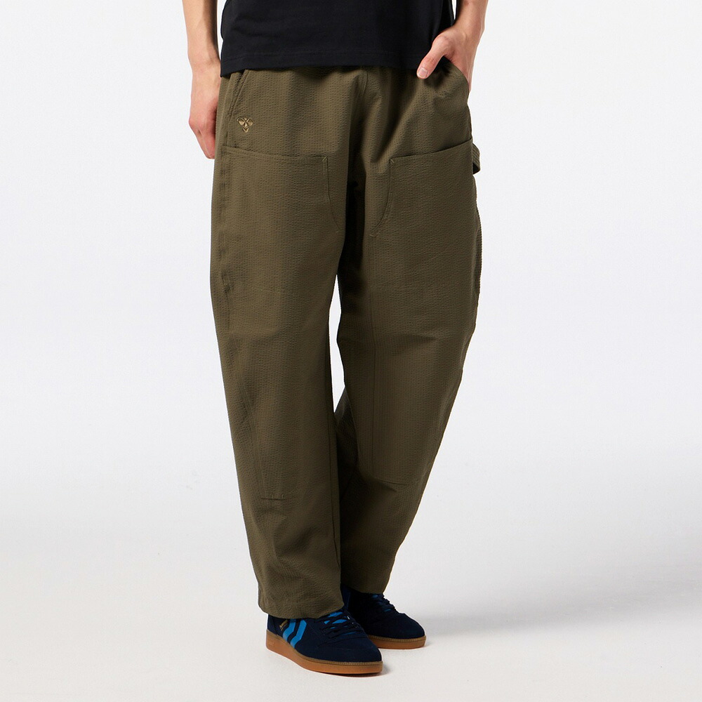 【SALE】 ヒュンメル プレイ ウェア シアサッカーバレルパンツ hummel PLAY SEERSUCKER BARREL PANTS カーキ メンズ パンツ HAW3098P-591|BOSTON CLUB 店